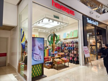 KUALA LUMPUR, MALAYSIA - 28 Ağustos 2024: Büyük alışveriş merkezindeki Havaiana marka perakende mağazası.