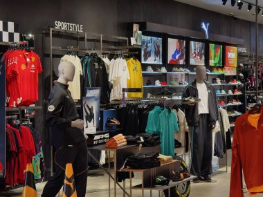 KUALA LUMPUR, MALAYSIA - 28 AĞUSTOS 2024: Büyük alışveriş merkezindeki Puma marka perakende mağazası.
