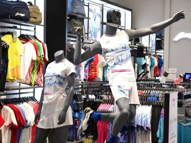 KUALA LUMPUR, MALAYSIA - 28 AĞUSTOS 2024: Li Ning büyük alışveriş merkezindeki perakende satış mağazası.