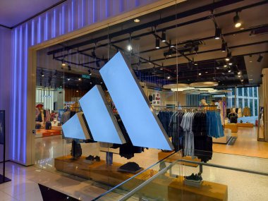 KUALA LUMPUR, MALAYSIA - 28 AĞUSTOS 2024: Büyük alışveriş merkezindeki Adidas marka perakende mağazası.