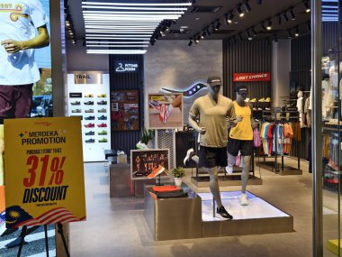 KUALA LUMPUR, MALAYSIA - 28 AĞUSTOS 2024: Büyük alışveriş merkezindeki saucony marka perakende satış mağazası.