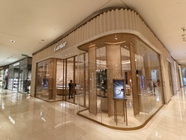 KUALA LUMPUR, MALAYSIA - 28 AĞUSTOS 2024: Büyük alışveriş merkezindeki Cartier marka perakende mağazası.