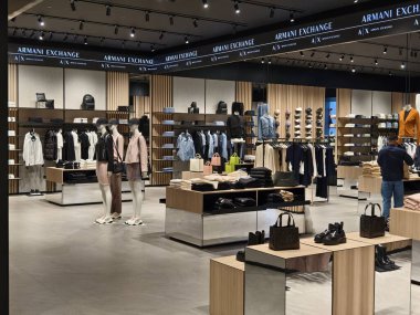 KUALA LUMPUR, MALAYSIA - 28 AĞUSTOS 2024: Büyük alışveriş merkezindeki Armani marka perakende mağazası.
