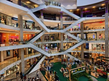 KUALA LUMPUR, MALAYSIA - 28 Ağustos 2024: Büyük, işlek bir alışveriş merkezinin hava manzarası.