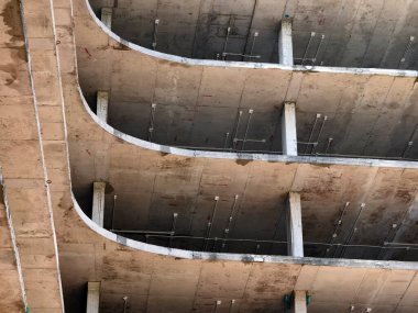 Yeni bir modern çok katlı bina yapım aşamasında..