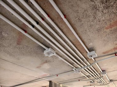 İnşaat alanındaki elektrik kabloları tamamlandı ve tavandan askıya alındı..