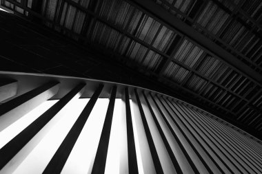 İnşaat alanındaki tahta levhaların mimari tarzına katkıda bulunduğu bir yapı..