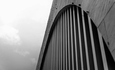 İnşaat alanındaki tahta levhaların mimari tarzına katkıda bulunduğu bir yapı.