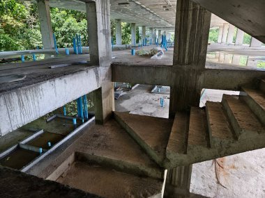 Beton elementlerle inşa edilmiş bir merdiven seti..