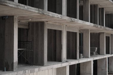 Yeni bir modern çok katlı bina yapım aşamasında..