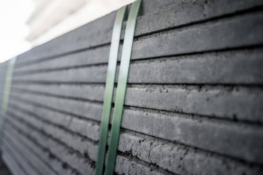 İnşaat alanında büyük bir yığın beton döşeme.