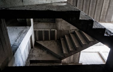 Beton elementlerle inşa edilmiş bir merdiven seti..