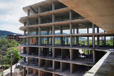 Yeni bir modern çok katlı bina yapım aşamasında..