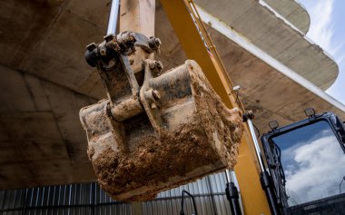 Bir buldozer tarafından önemli bir toprak yığını çıkarılıyor..