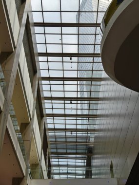 Önemli miktarda cam içeren modern bir çatı..