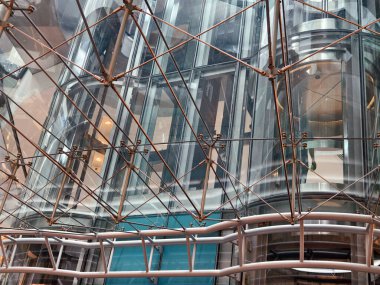 Önemli miktarda cam içeren modern, yüksek bir bina..