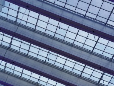 Önemli miktarda cam içeren modern bir çatı..