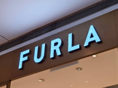 KUALA LUMPUR, MALAYSIA - 28 AĞUSTOS 2024: Büyük alışveriş merkezindeki Furla marka perakende mağazası.