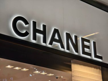 KUALA LUMPUR, MALAYSIA - 28 AĞUSTOS 2024: Büyük alışveriş merkezindeki Chanel marka perakende mağazası.