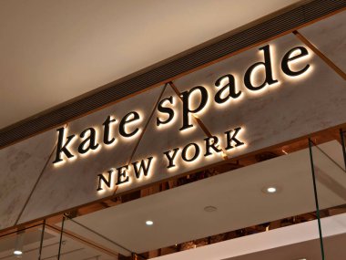 KUALA LUMPUR, MALAYSIA - 28 AĞUSTOS 2024: Büyük alışveriş merkezindeki Kate Spade marka perakende mağazası.