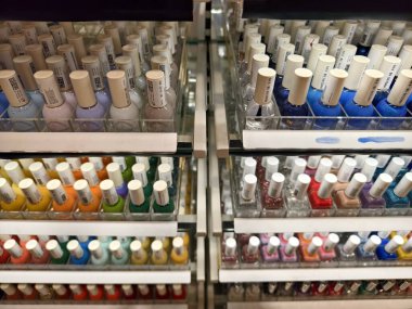 KUALA LUMPUR, MALAYSIA - 28 AĞUSTOS 2024: HM büyük alışveriş merkezindeki perakende satış mağazası.