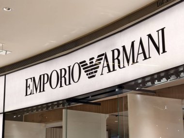 KUALA LUMPUR, MALAYSIA - 28 AĞUSTOS 2024: Alışveriş merkezindeki Emporio Armani marka perakende mağazası.