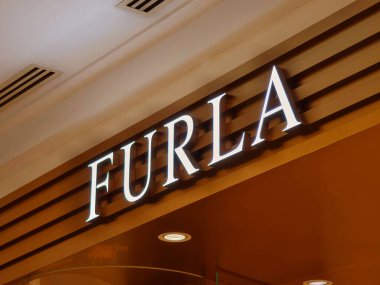 KUALA LUMPUR, MALAYSIA - 28 AĞUSTOS 2024: Büyük alışveriş merkezindeki Furla marka perakende mağazası.