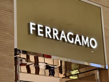 KUALA LUMPUR, MALAYSIA - 28 AĞUSTOS 2024: Ferragamo marka alışveriş merkezindeki perakende satış mağazası.