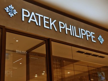 KUALA LUMPUR, MALAYSIA - 28 Ağustos 2024: Büyük alışveriş merkezindeki Patek Philippe marka perakende mağazası.