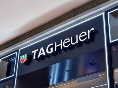 KUALA LUMPUR, MALAYSIA - 28 AĞUSTOS 2024: TAG Heuer büyük alışveriş merkezindeki perakende satış mağazası.