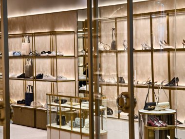 KUALA LUMPUR, MALAYSIA - 28 AĞUSTOS 2024: Büyük alışveriş merkezindeki Jimmy Choo marka perakende mağazası.