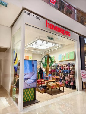 KUALA LUMPUR, MALAYSIA - 28 Ağustos 2024: Büyük alışveriş merkezindeki Havaiana marka perakende mağazası.