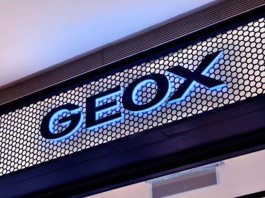 KUALA LUMPUR, MALAYSIA - 28 AĞUSTOS 2024: Büyük alışveriş merkezindeki Geox marka perakende mağazası.