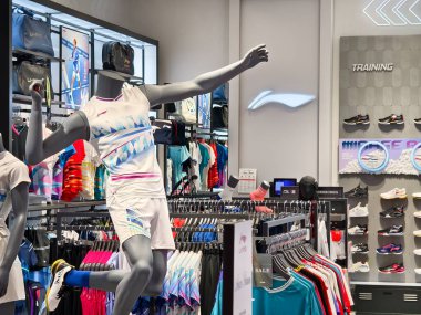 KUALA LUMPUR, MALAYSIA - 28 AĞUSTOS 2024: Li Ning büyük alışveriş merkezindeki perakende satış mağazası.