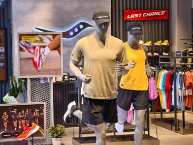 KUALA LUMPUR, MALAYSIA - 28 AĞUSTOS 2024: Büyük alışveriş merkezindeki saucony marka perakende satış mağazası.