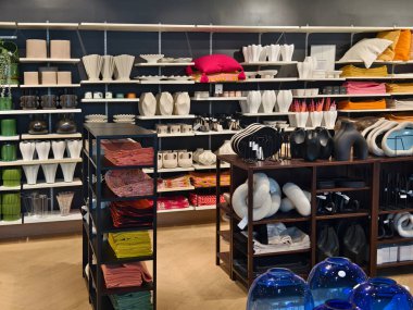 KUALA LUMPUR, MALAYSIA - 28 AĞUSTOS 2024: Büyük alışveriş merkezindeki Dior marka perakende mağazası.