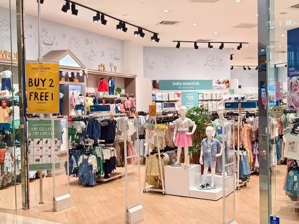 KUALA LUMPUR, MALAYSIA - 28 AĞUSTOS 2024: Büyük alışveriş merkezindeki Mothercare marka perakende mağazası.