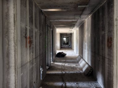 Sağlam beton duvarların ve zeminin olduğu uzun bir koridor..