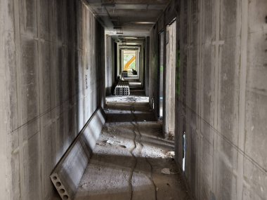 Sağlam beton duvarların ve zeminin olduğu uzun bir koridor..