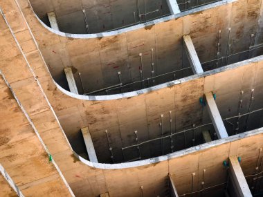 Yeni bir modern çok katlı bina yapım aşamasında..