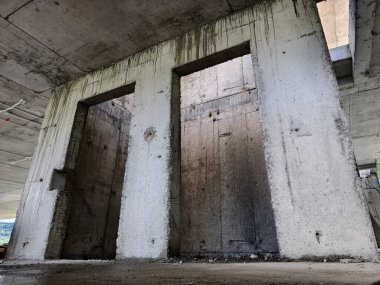 Yeni inşaat alanındaki asansör boşluğundaki kablolar..