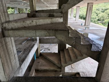 Beton elementlerle inşa edilmiş bir merdiven seti..