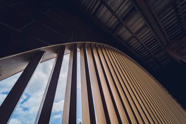 İnşaat alanındaki tahta levhaların mimari tarzına katkıda bulunduğu bir yapı..