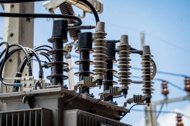 Parlak mavi gökyüzüne çeşitli elektrik ekipmanları yerleştirildi..