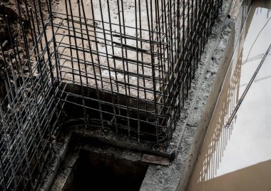 Çelik demirle güçlendirilmiş beton temeli gösteren bir inşaat alanı..