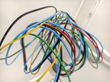 Tavandan çeşitli kablolar sarkıyor..