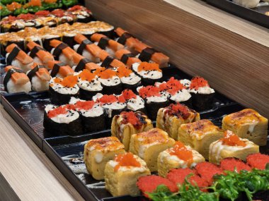 Lezzetli suşi ruloları tabakta güzelce düzenlenir..