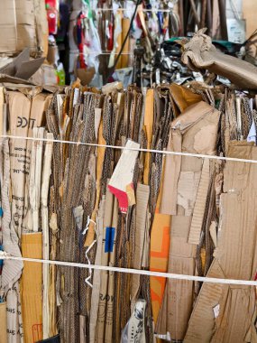 Büyük bir çöp sahasında büyük bir karton yığını..