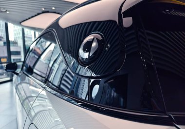 KUALA LUMPUR, MALAYSIA - 20 AĞUSTOS 2024: Mercedes araba galerisi Kuala Lumpur 'da.