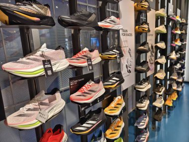 KUALA LUMPUR, MALAYSIA - 28 AĞUSTOS 2024: Büyük alışveriş merkezindeki Adidas marka perakende mağazası.
